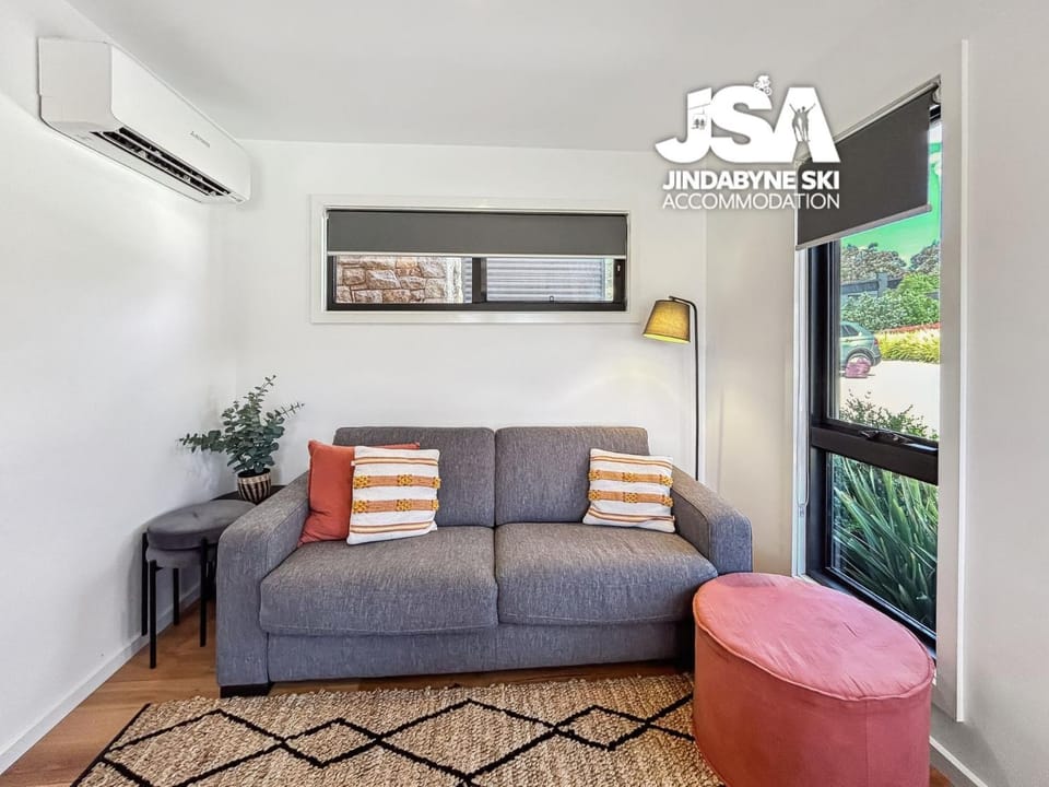 View (from property/room), View (from property/room), Living room, Seating area, Garden view, Garden view, Lake view, Lake view, Mountain view, Mountain view, air conditioner