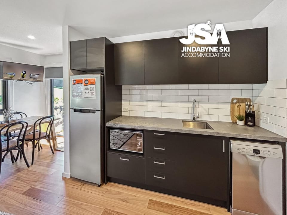 Kitchen or kitchenette, Dining area, dishwasher, oven