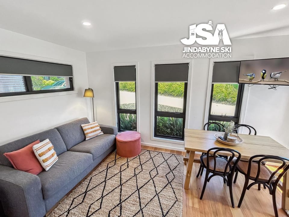 TV and multimedia, Living room, Seating area, Dining area