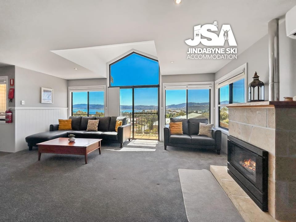 View (from property/room), Balcony/Terrace, Living room, Garden view, Lake view, Mountain view, fireplace, fireplace