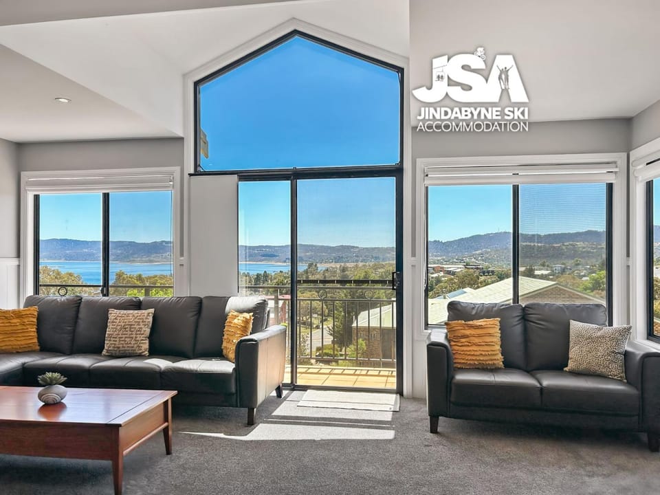 Natural landscape, View (from property/room), Balcony/Terrace, Living room, Lake view, Mountain view