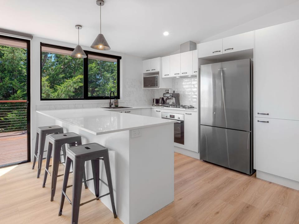 Kitchen or kitchenette, Dining area, oven, stove