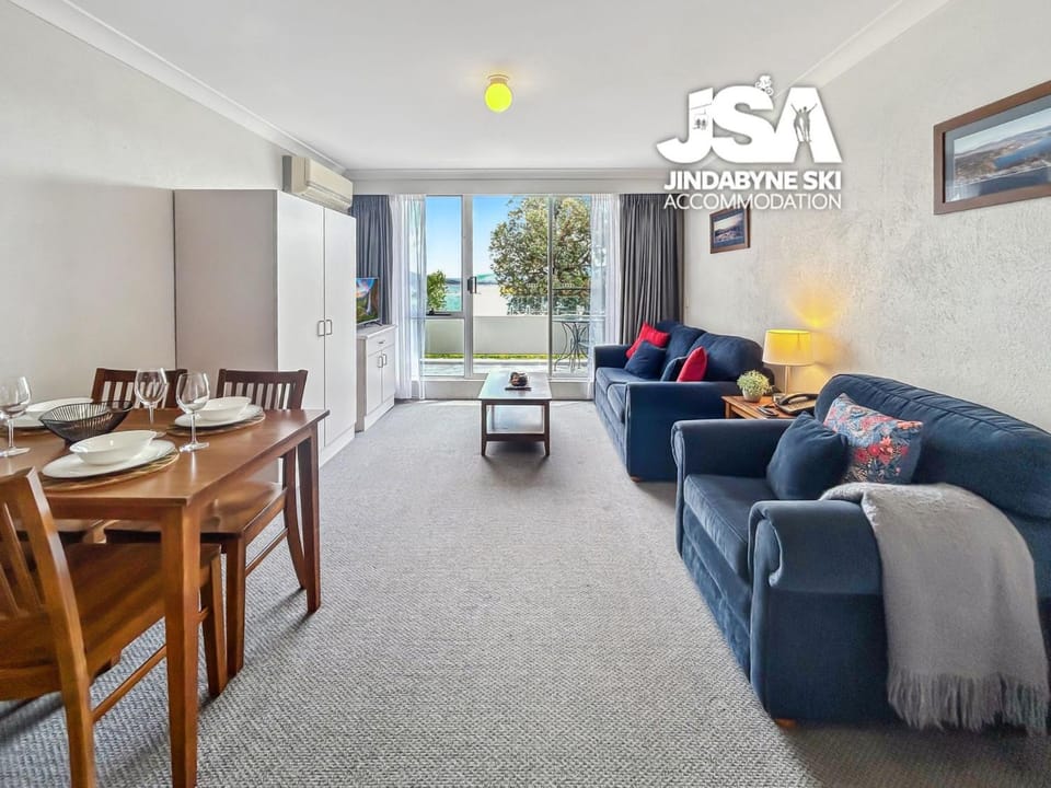 Patio, TV and multimedia, Living room, Seating area, Dining area, air conditioner