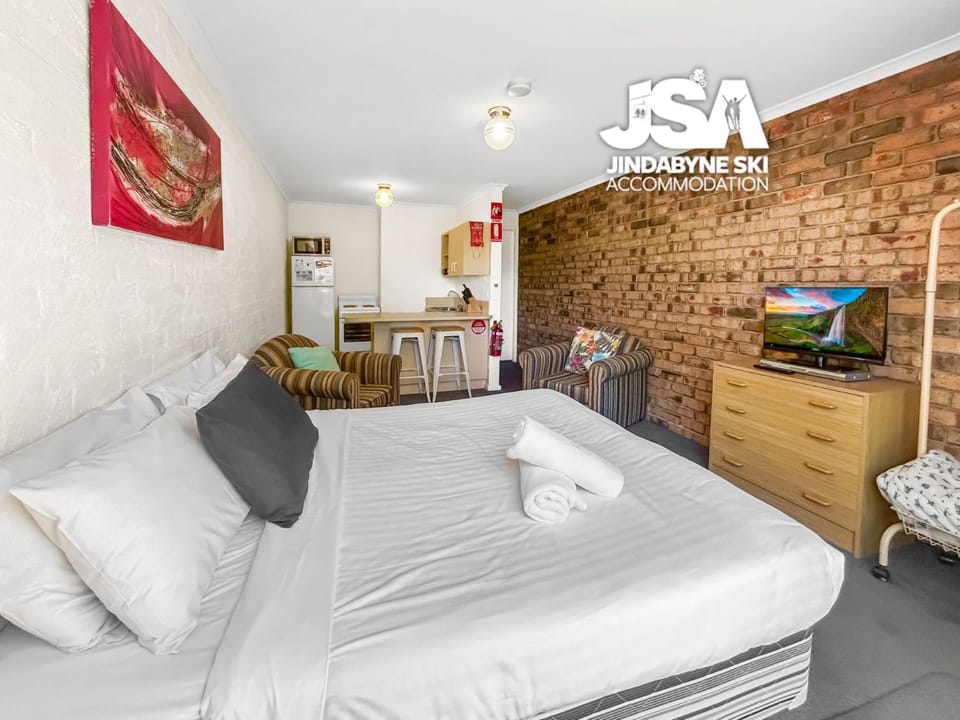 Bed, TV and multimedia, Kitchen or kitchenette, Living room, Photo of the whole room, Seating area, Bedroom