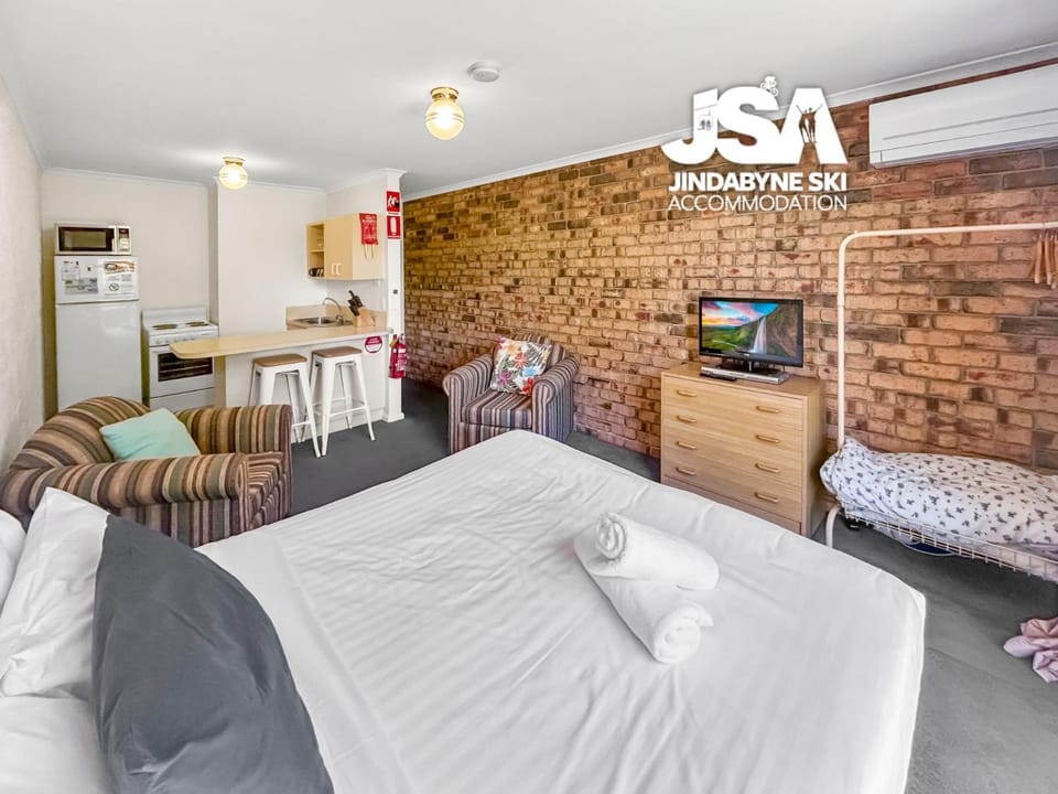 Bed, TV and multimedia, Kitchen or kitchenette, Living room, Photo of the whole room, Seating area, Dining area, Bedroom, oven, stove, air conditioner