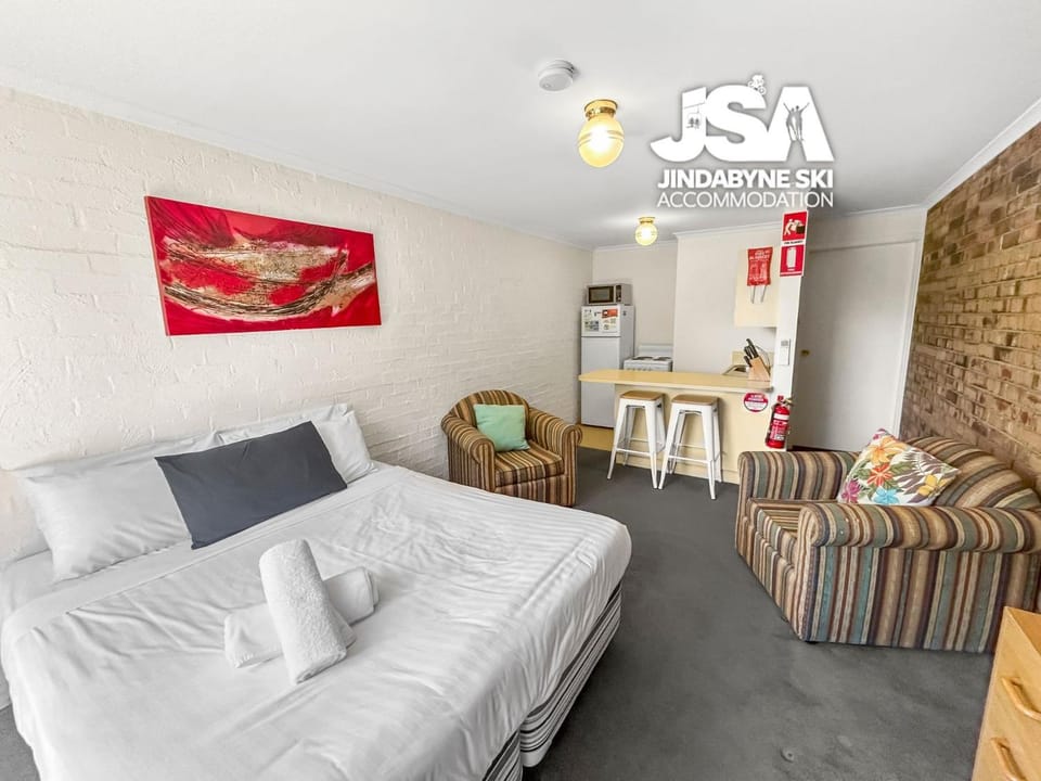 Bed, Kitchen or kitchenette, Living room, Dining area, Bedroom