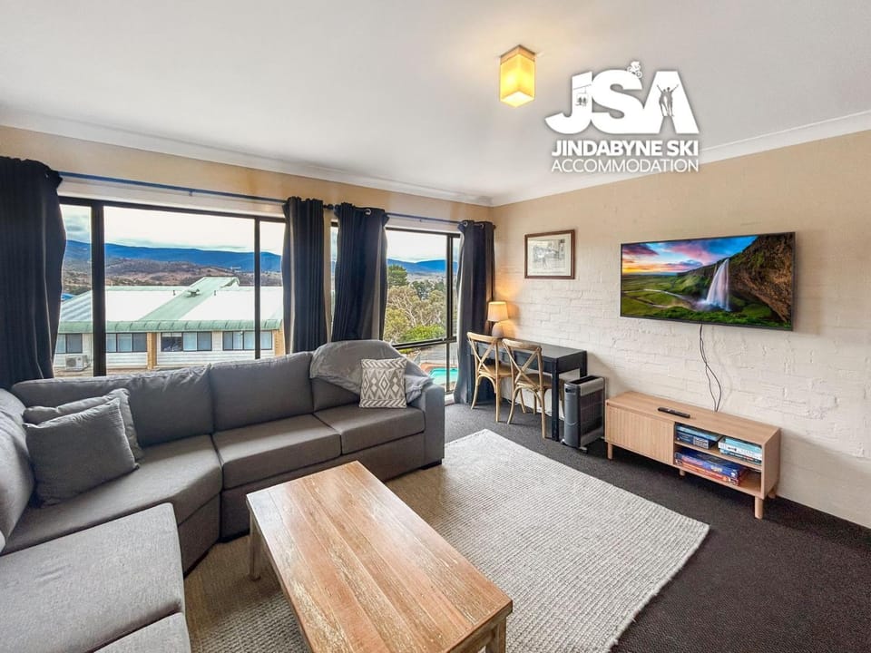 Natural landscape, TV and multimedia, View (from property/room), View (from property/room), Living room, Seating area, Mountain view, Mountain view, Pool view, Pool view
