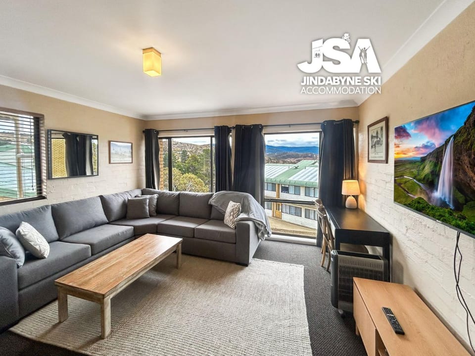 Property building, Natural landscape, TV and multimedia, Living room, Seating area, Mountain view
