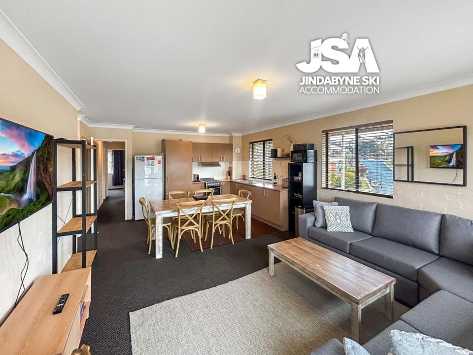 TV and multimedia, Kitchen or kitchenette, Living room, Seating area, Dining area, oven