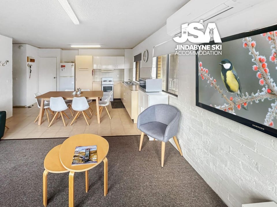 TV and multimedia, Kitchen or kitchenette, Living room, Seating area, Dining area, air conditioner