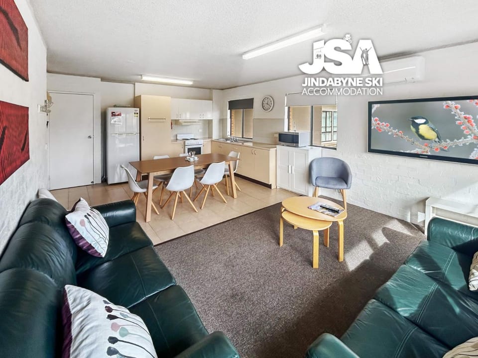 Facade/entrance, TV and multimedia, Kitchen or kitchenette, Living room, Photo of the whole room, Seating area, Dining area, oven, stove, air conditioner