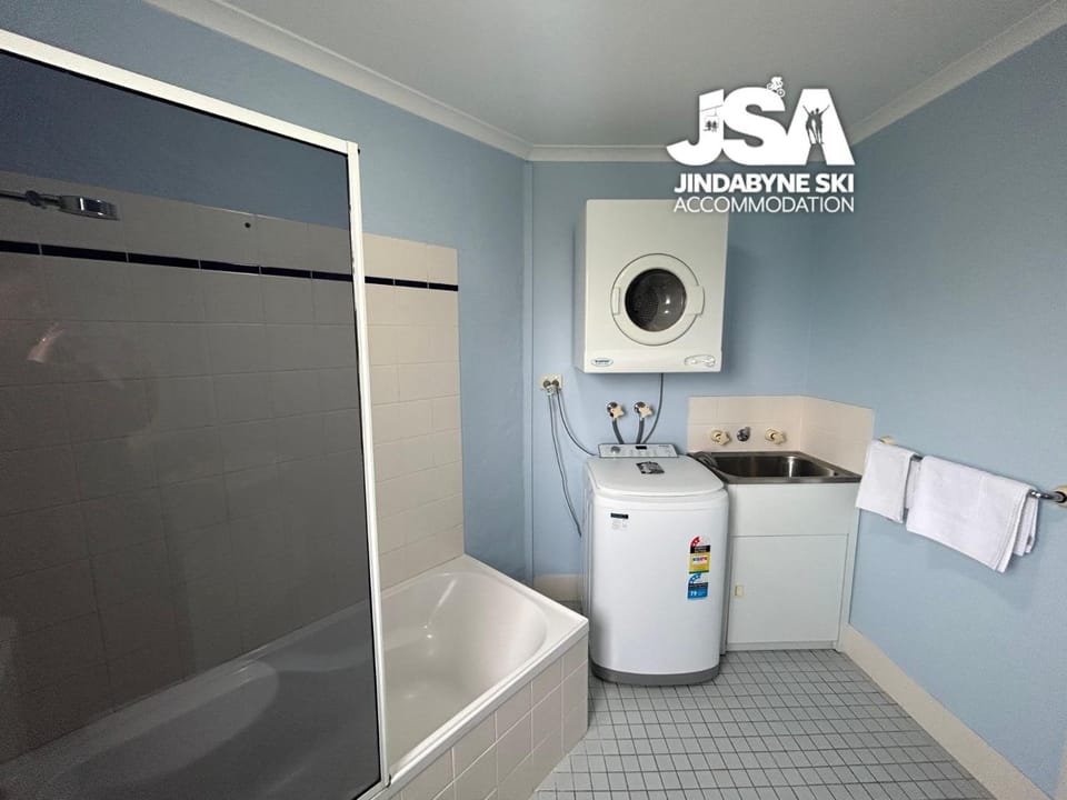 Bathroom, Bath, washing machine, dryer