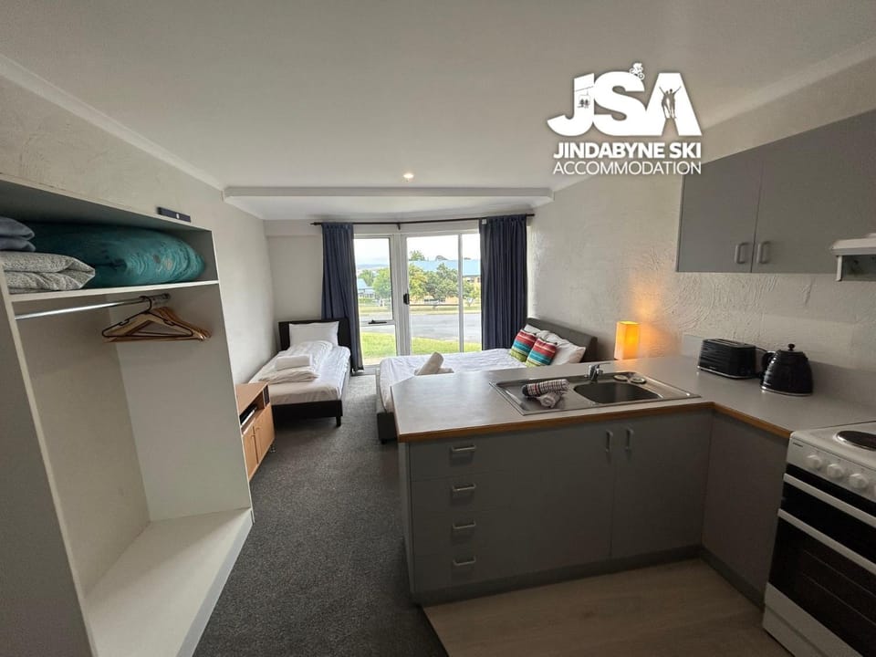 Bed, Kitchen or kitchenette, Photo of the whole room, Bedroom, oven, stove, toaster