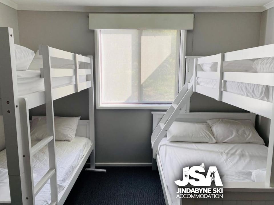 Bedroom, bunk bed