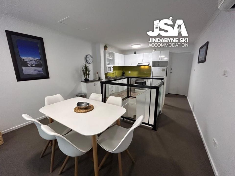 Kitchen or kitchenette, Dining area, oven