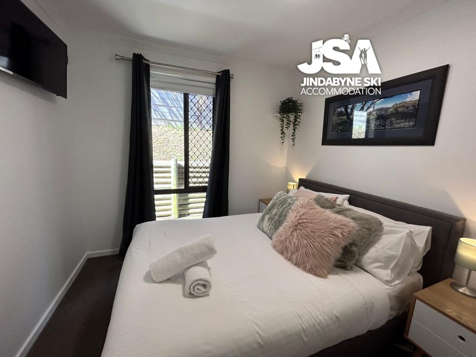 Bed, TV and multimedia, Bedroom