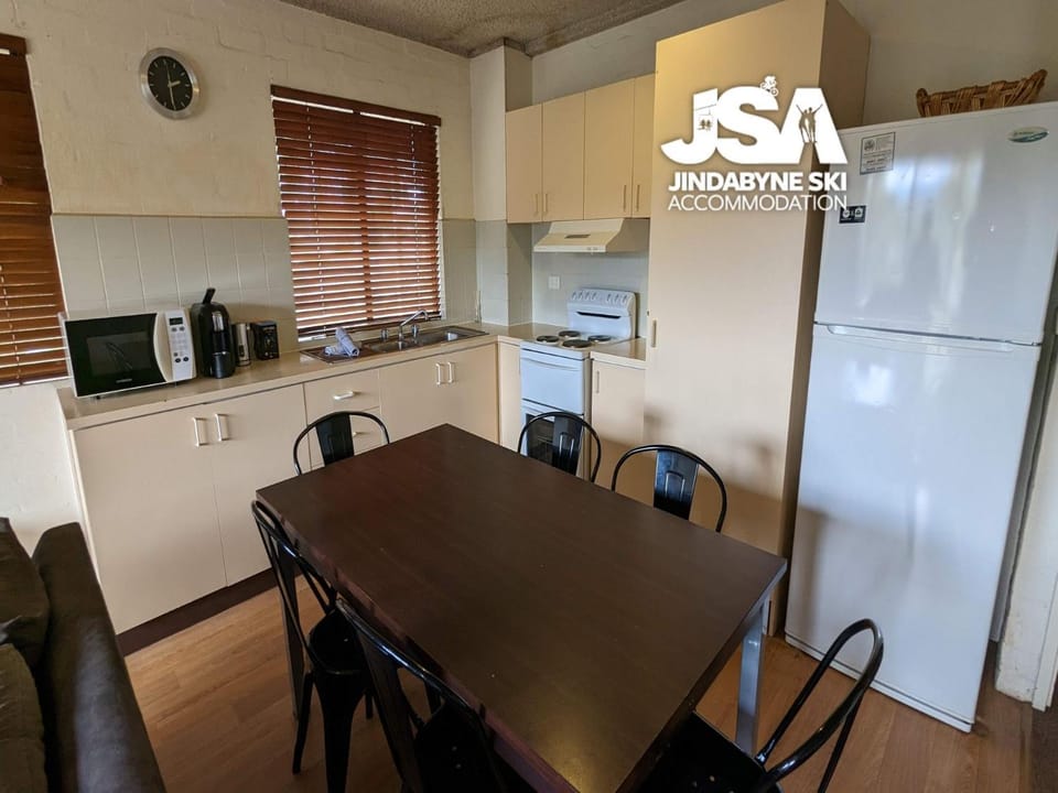 Coffee/tea facilities, Kitchen or kitchenette, Seating area, Dining area, oven, stove, toaster
