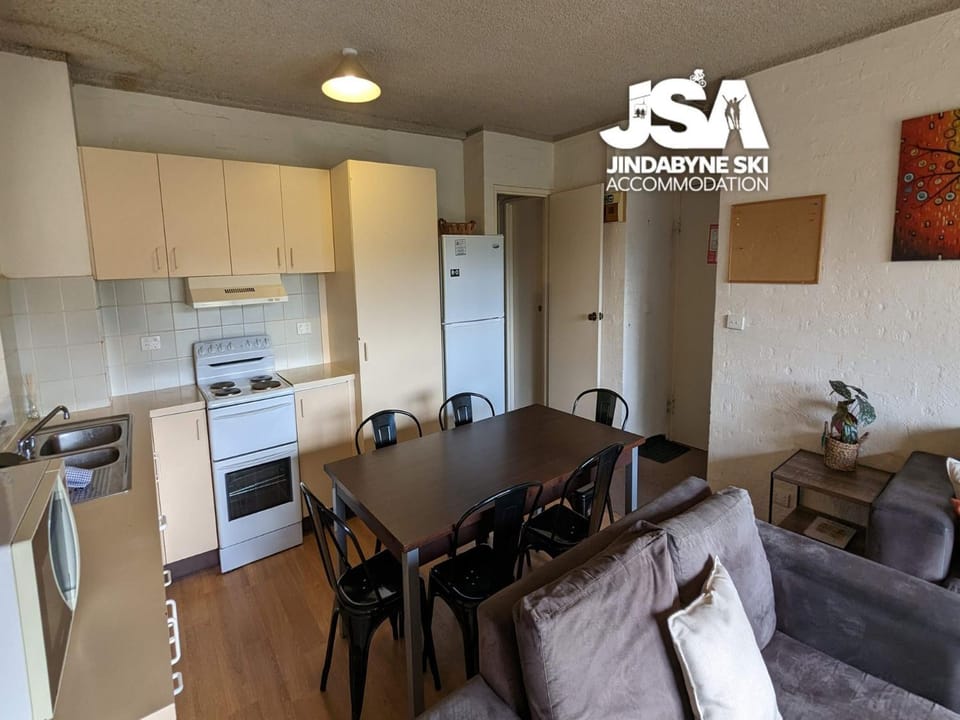 Kitchen or kitchenette, Living room, Seating area, Dining area, oven, stove