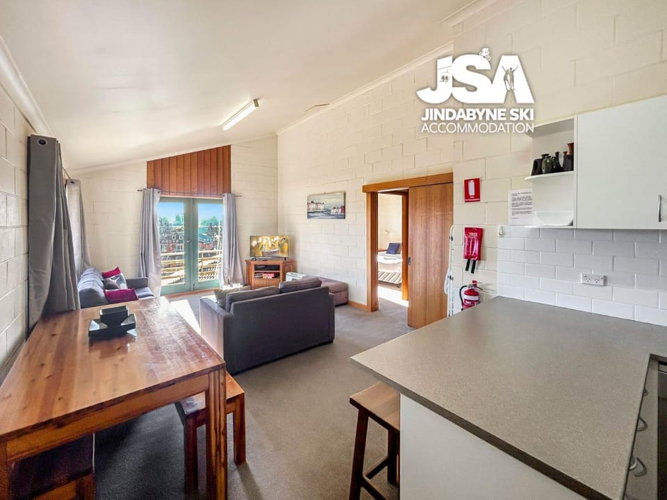 TV and multimedia, Kitchen or kitchenette, Living room, Seating area, Dining area