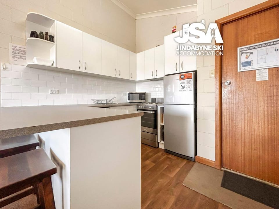 Facade/entrance, Kitchen or kitchenette, oven, stove