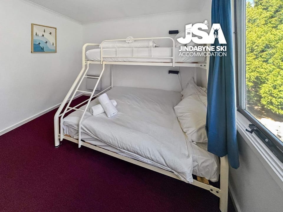 Bedroom, bunk bed