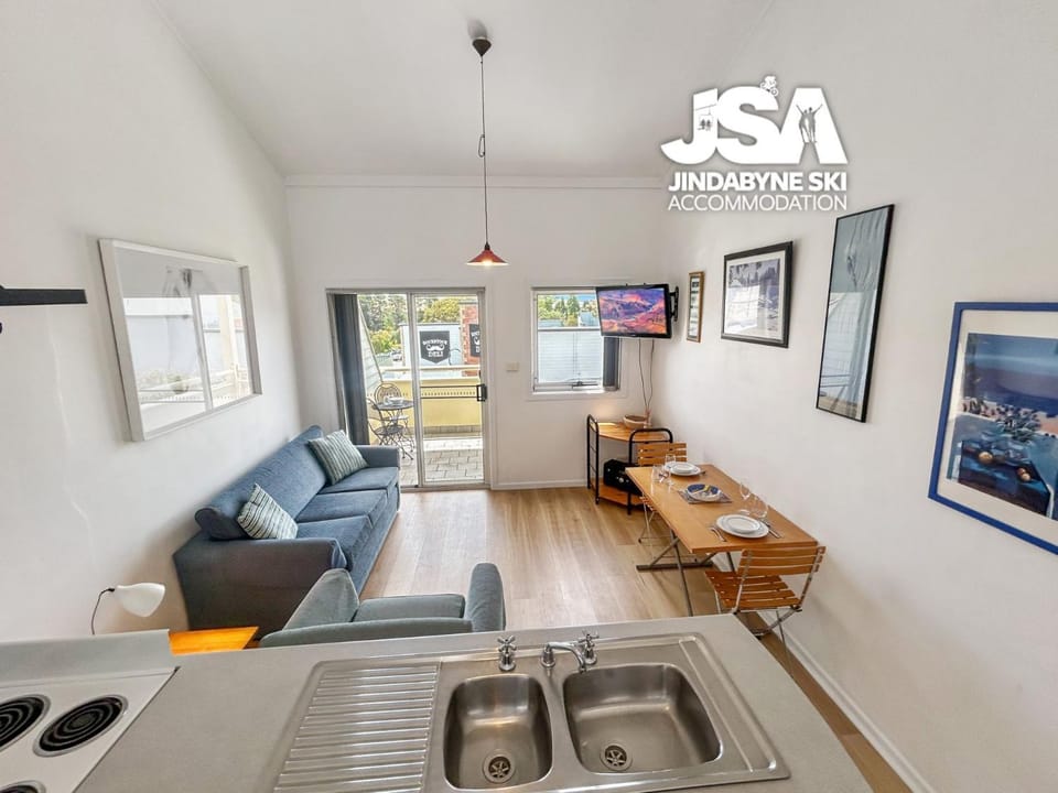 TV and multimedia, Kitchen or kitchenette, Living room, Seating area, Dining area