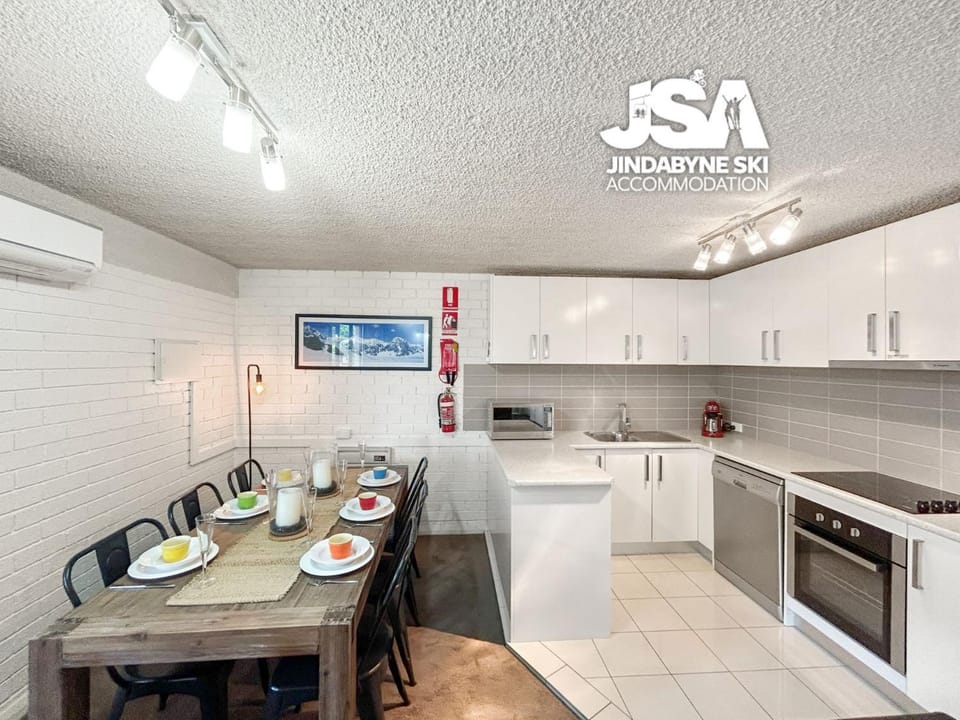 Kitchen or kitchenette, Dining area, dishwasher, oven, stove, toaster, air conditioner, air conditioner