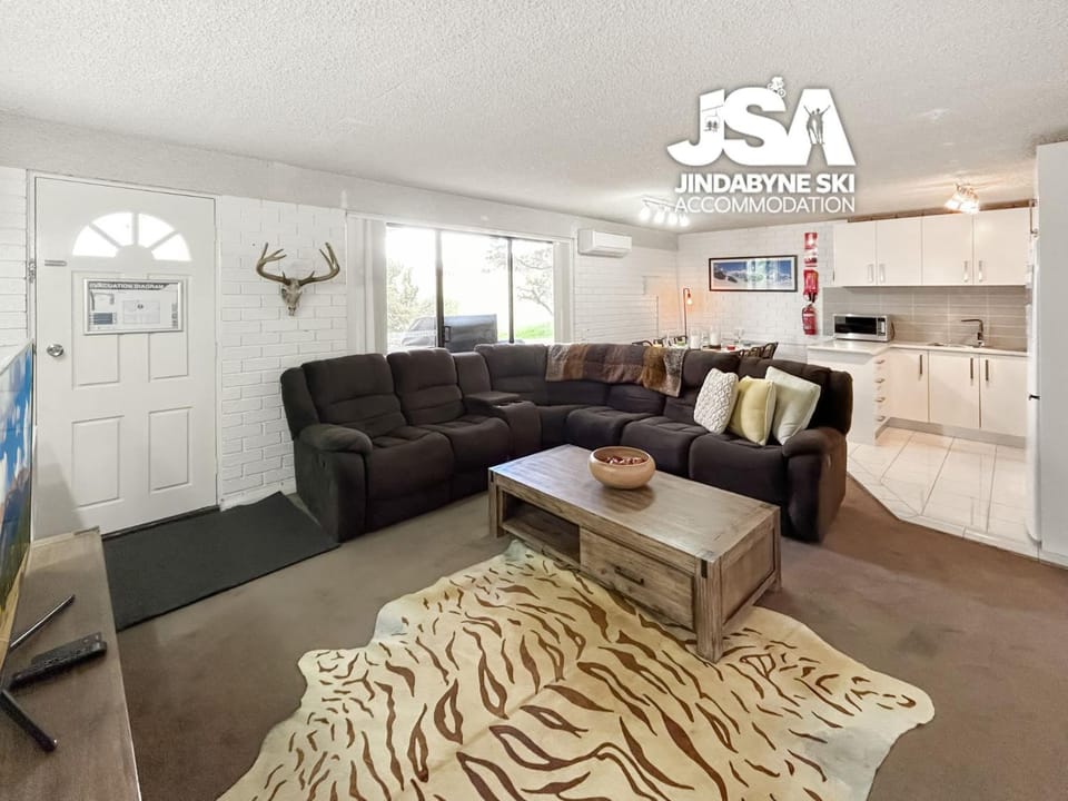 Facade/entrance, TV and multimedia, Kitchen or kitchenette, Living room, Seating area, Dining area