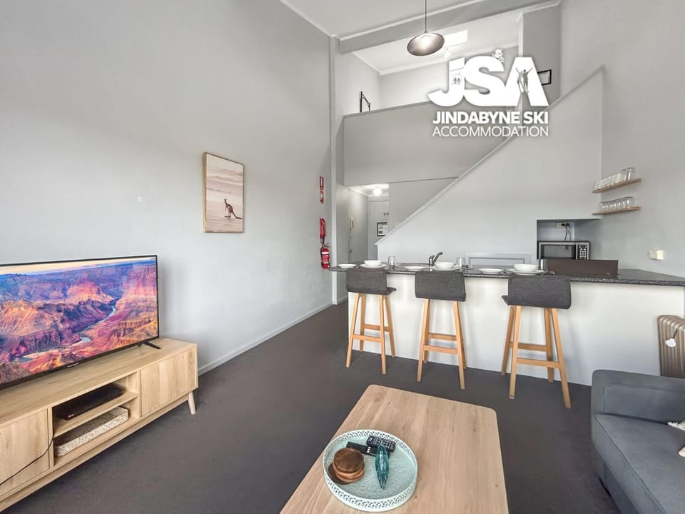 TV and multimedia, Kitchen or kitchenette, Living room, Seating area, Dining area