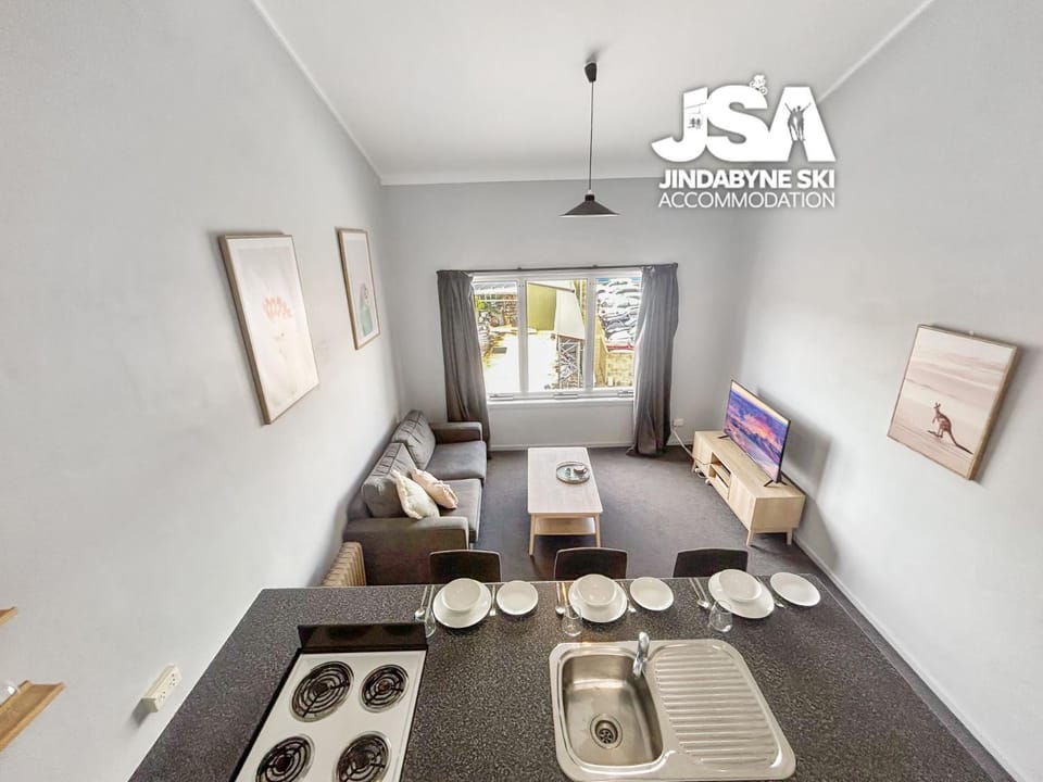 TV and multimedia, Kitchen or kitchenette, Living room, Seating area, Dining area