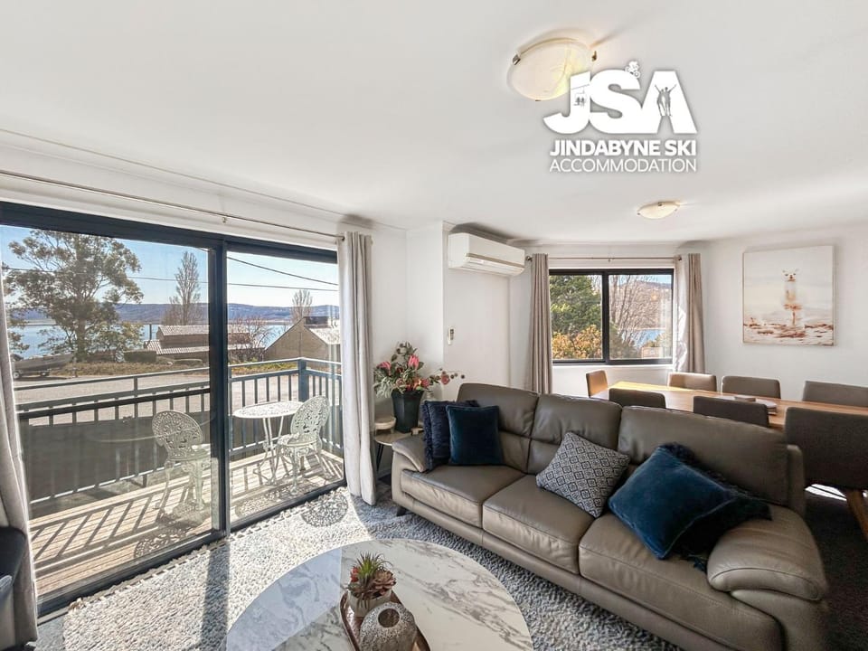 Patio, Natural landscape, View (from property/room), Balcony/Terrace, Living room, Seating area, Dining area, Lake view, Lake view, Mountain view, Mountain view, air conditioner, air conditioner