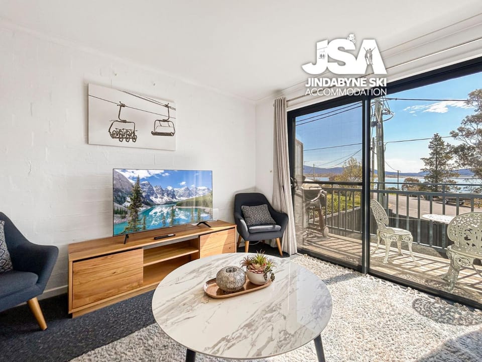 Patio, View (from property/room), Balcony/Terrace, Living room, Seating area, Lake view, Mountain view
