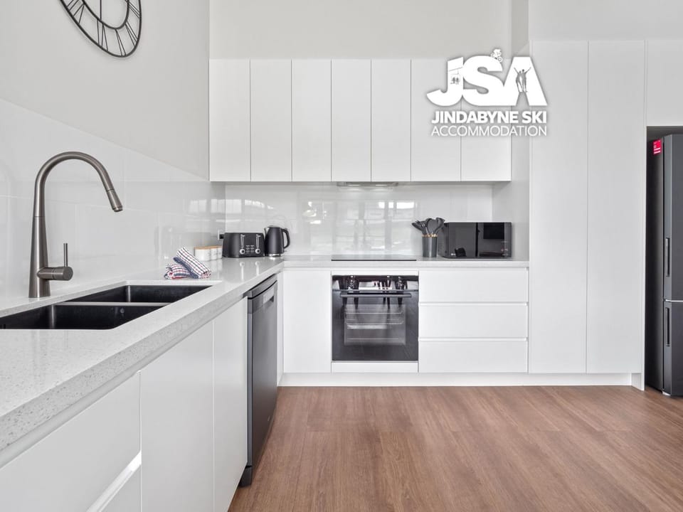 Kitchen or kitchenette, dishwasher, stove