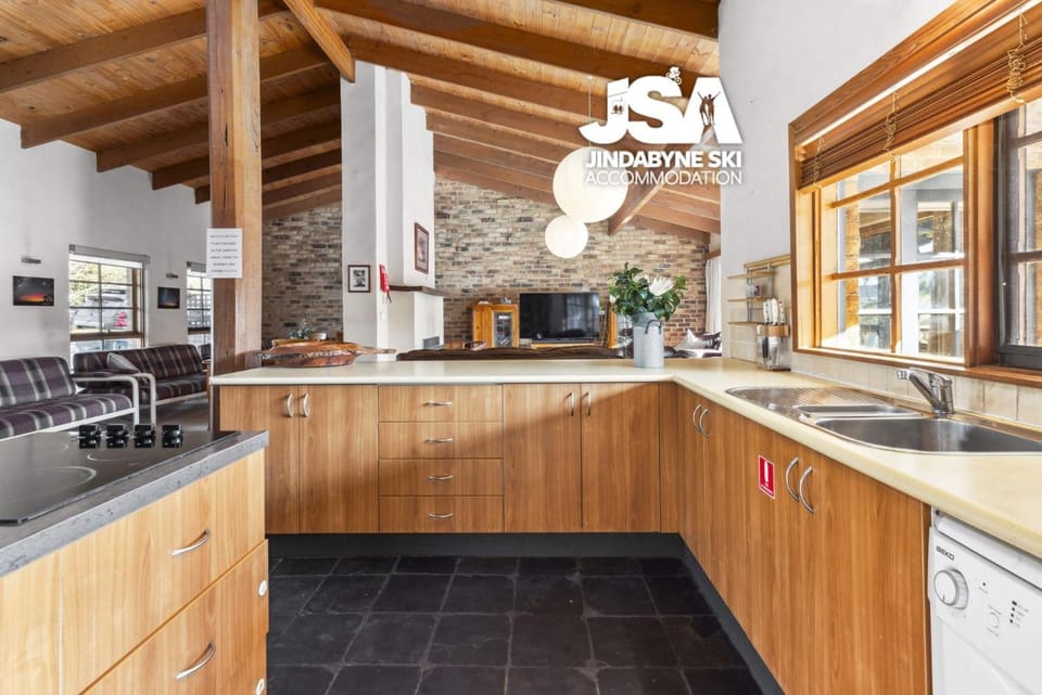 Kitchen or kitchenette, dishwasher, stove