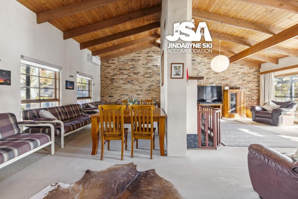 TV and multimedia, Living room, Seating area, Dining area