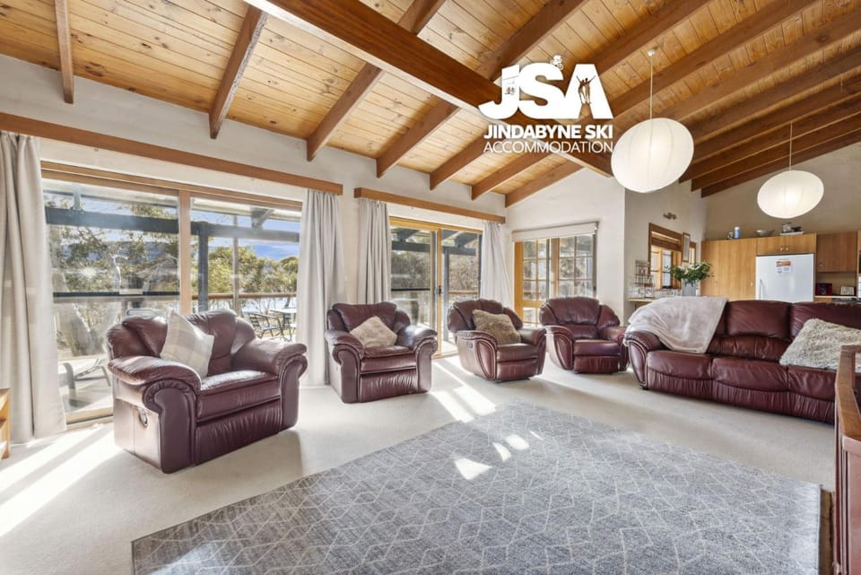 View (from property/room), Living room, Seating area, Garden view, Lake view, Mountain view