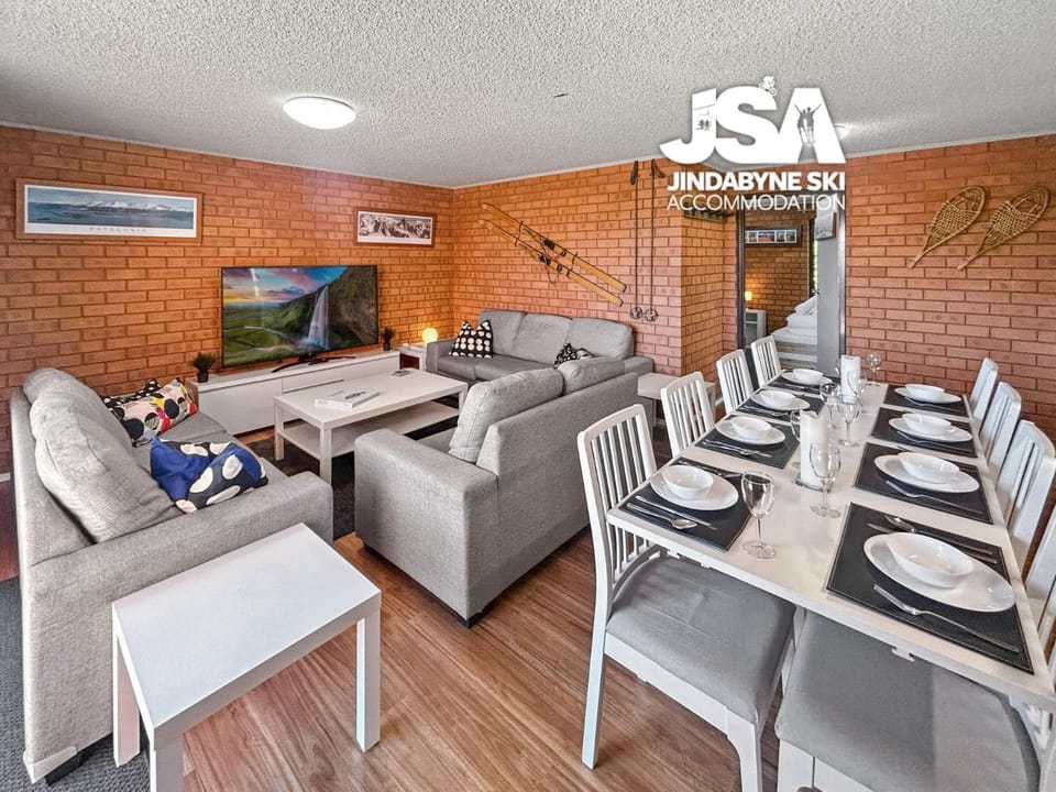 TV and multimedia, Living room, Seating area, Dining area