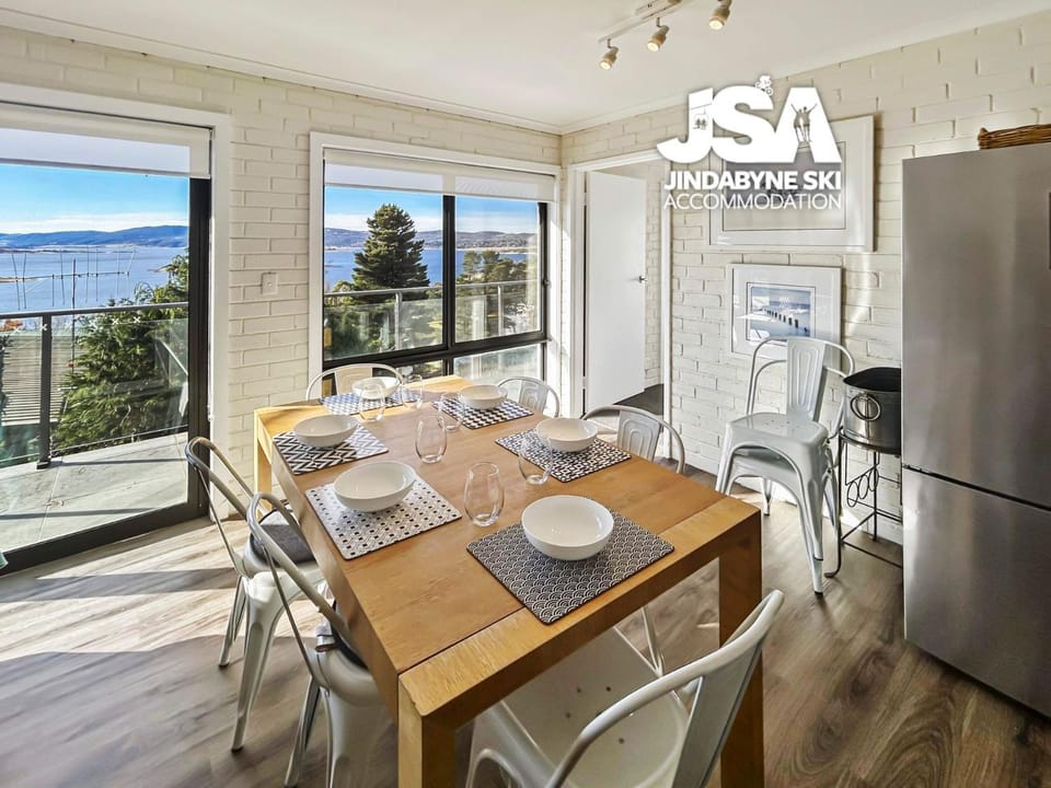 View (from property/room), Balcony/Terrace, Dining area