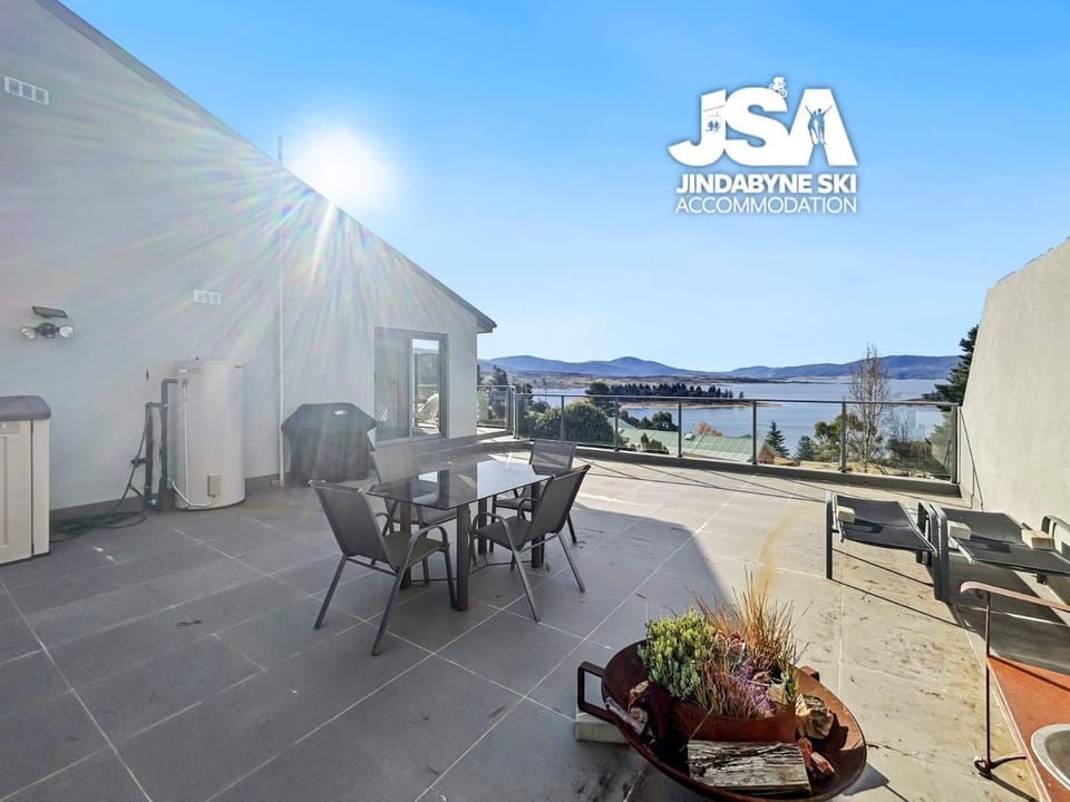 Property building, Patio, BBQ facilities, Hot Tub, View (from property/room), Balcony/Terrace, Dining area, Lake view, Mountain view