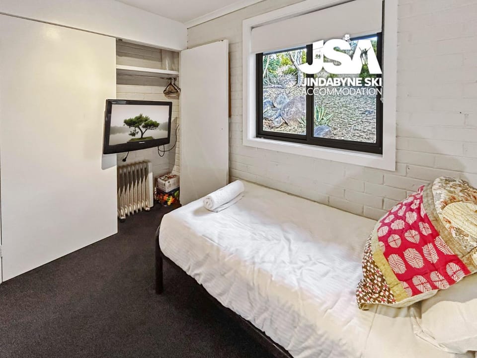 Bed, TV and multimedia, Bedroom