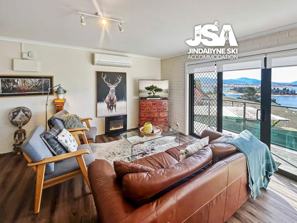 View (from property/room), Balcony/Terrace, Living room, Seating area, Lake view, Mountain view, air conditioner