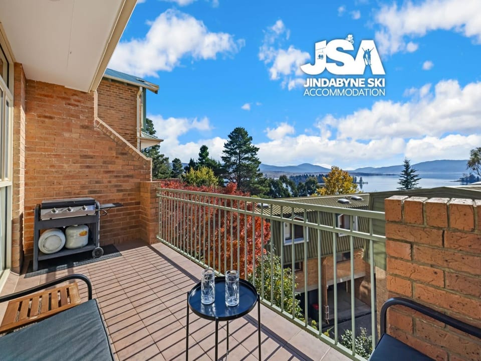 Property building, BBQ facilities, View (from property/room), Balcony/Terrace, Mountain view