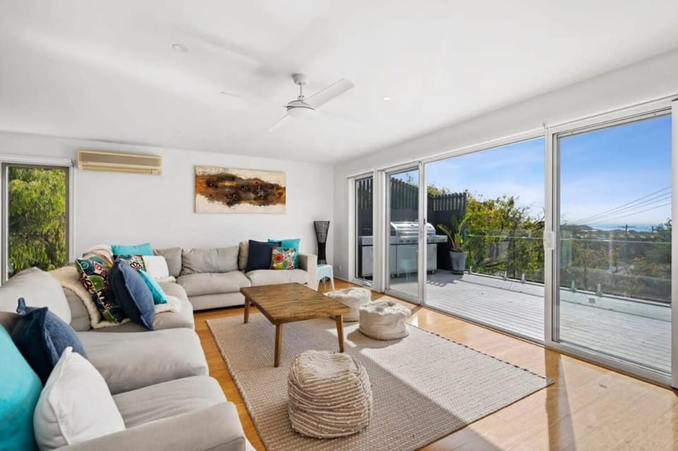 View (from property/room), Balcony/Terrace, Living room, Seating area, air conditioner