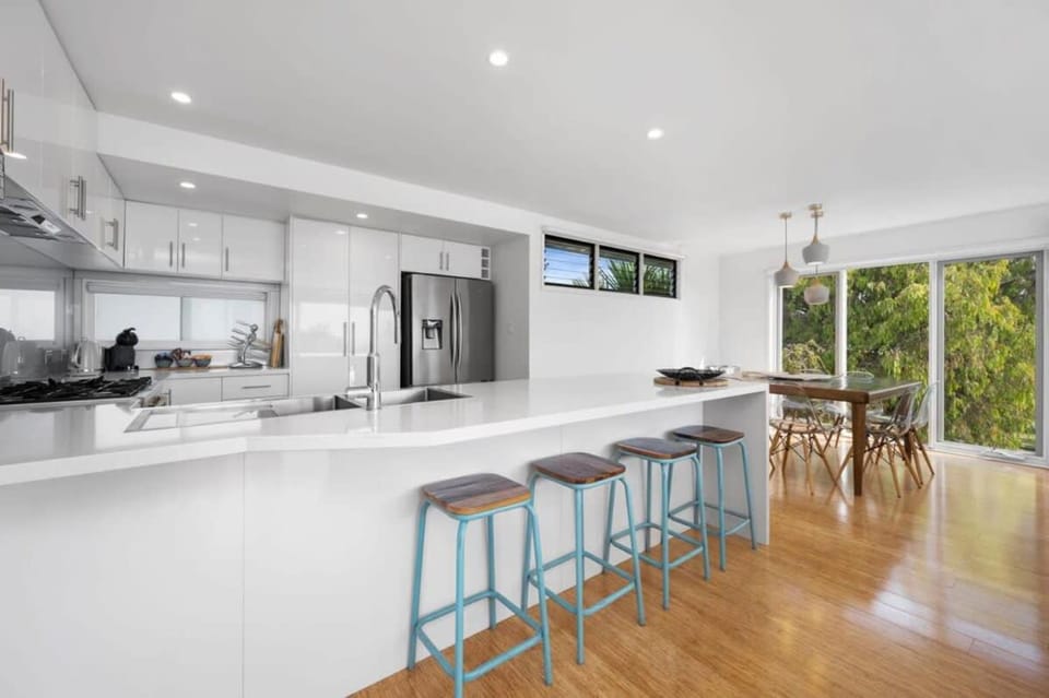 Kitchen or kitchenette, minibar, stove