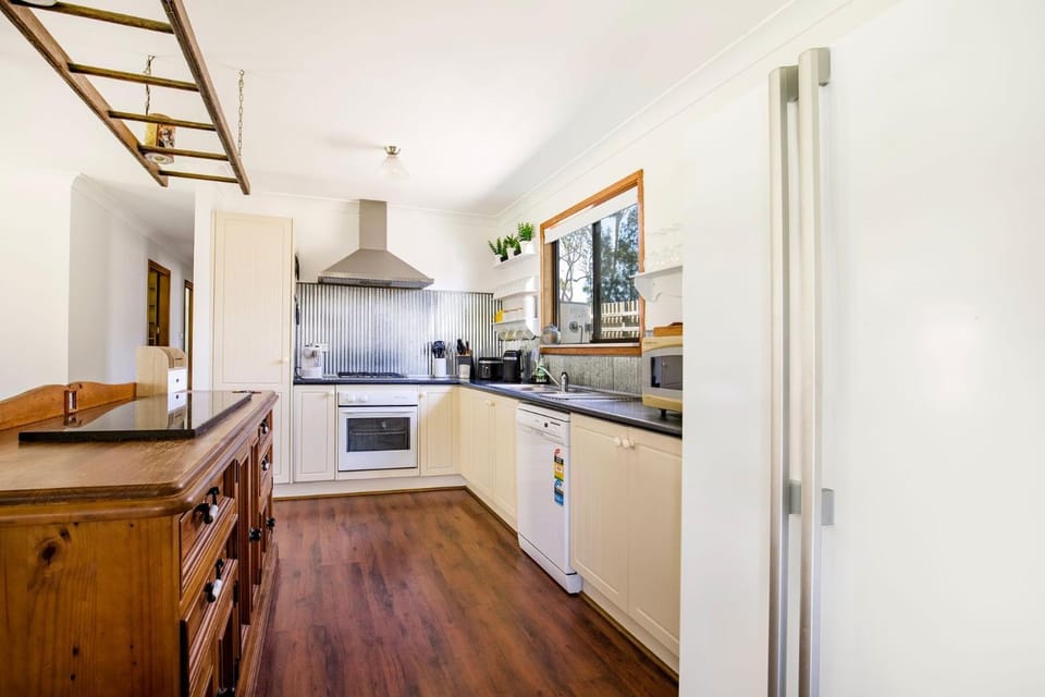 Callala Calm Pet Friendly 5 Mins Walk to Beach House in Callala Bay