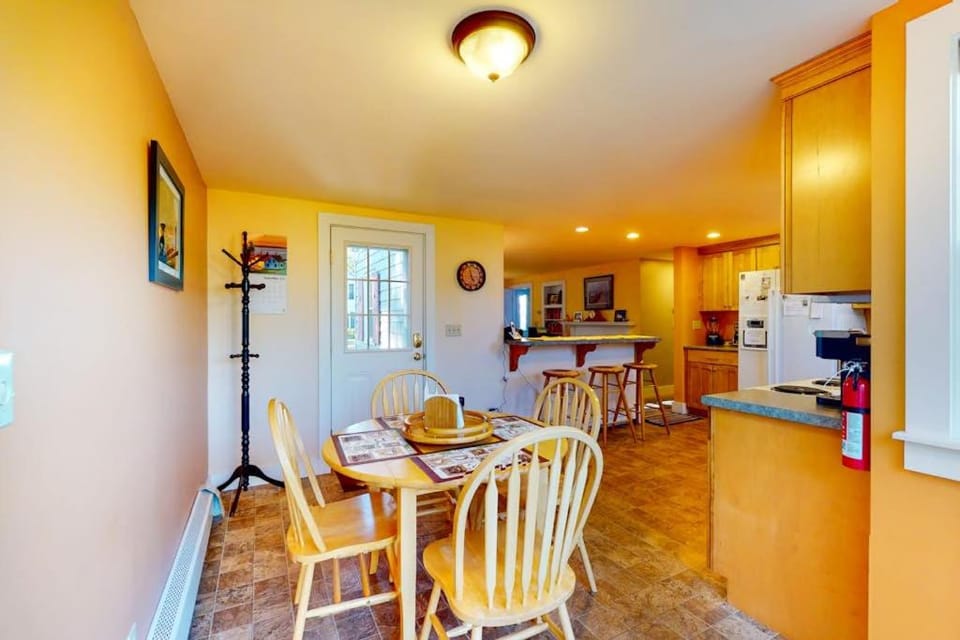 Coffee/tea facilities, Kitchen or kitchenette, Dining area, oven, kitchen
