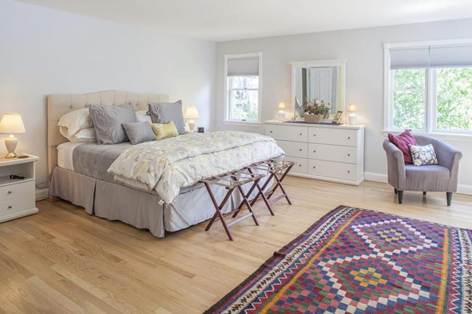 Bed, Photo of the whole room, Seating area, Bedroom