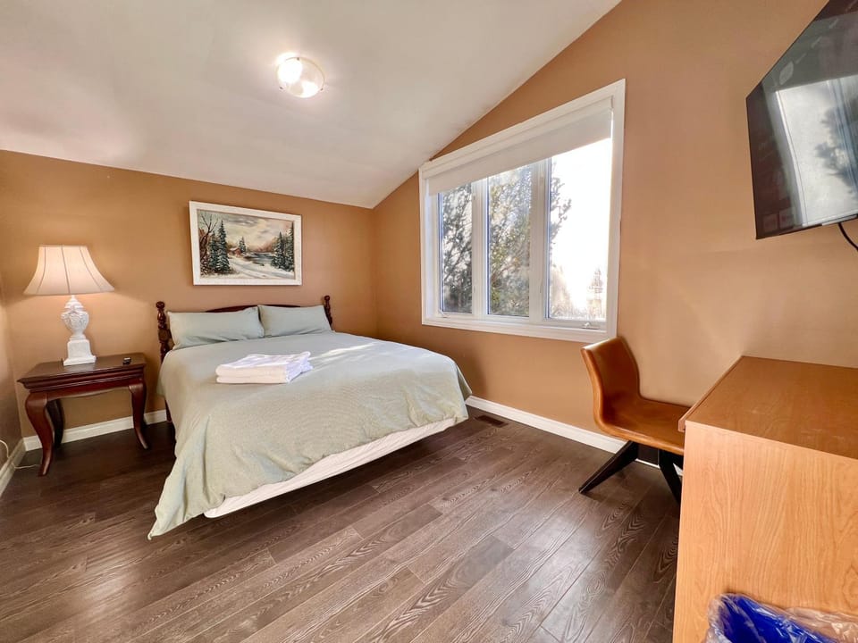 Bed, TV and multimedia, Photo of the whole room, Bedroom