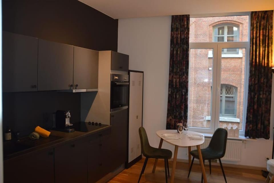 Kitchen or kitchenette, Dining area