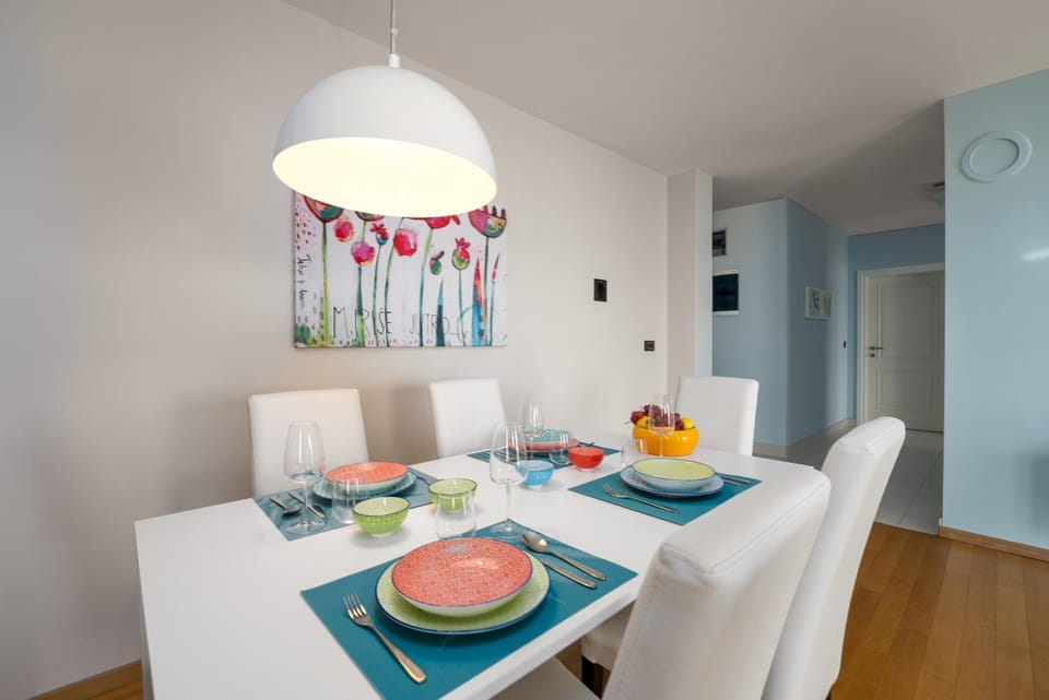 Seating area, Dining area, Food